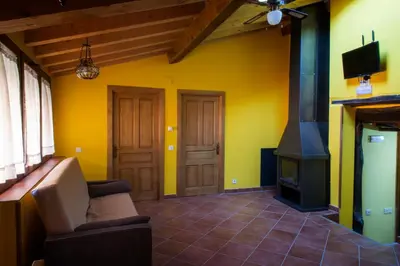 Una televisión o centro de entretenimiento en Molino del Medio