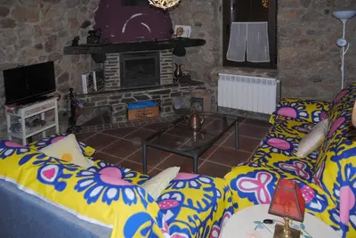 Una televisión o centro de entretenimiento en Casa Rural Romanejo