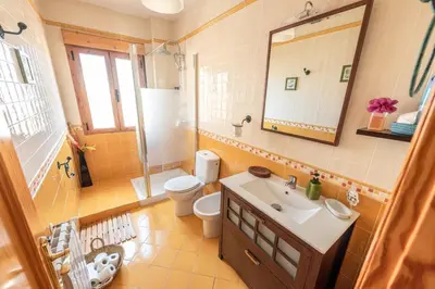 Un baño de Los Valles & Spa