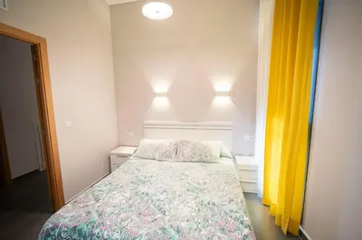 Cama o camas de una habitación en Apartamentos La Plazuela Baños de Montemayor