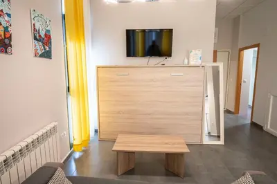 Una televisión o centro de entretenimiento en Apartamentos La Plazuela Baños de Montemayor