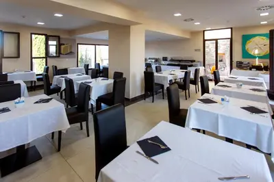 Un restaurante o sitio para comer en Hotel Puente de Alconétar