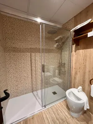 Un baño de Hotel Microtel Placentinos