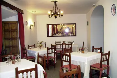Un restaurante o sitio para comer en Hostal Meson la Cadena