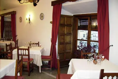 Un restaurante o sitio para comer en Hostal Meson la Cadena