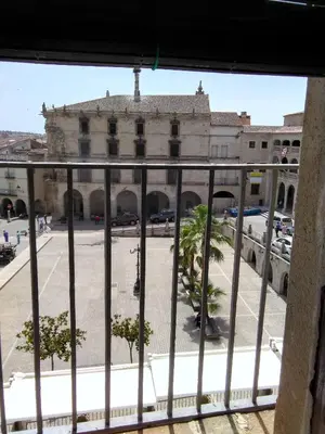 Edificio en el que se encuentra el hostal o pensión