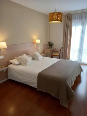 Cama o camas de una habitación en Littore TORMES con Parking, AA y Piscina