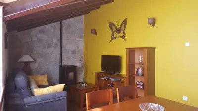 Una televisión o centro de entretenimiento en El Cordel de Gredos