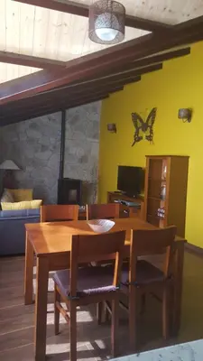 Una televisión o centro de entretenimiento en El Cordel de Gredos