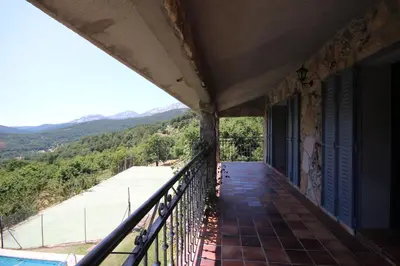 Vista general de una montaña o vista desde la casa o chalet