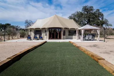 Edificio en el que se encuentra el tented camp