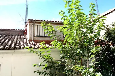 Edificio en el que se encuentra el hostal o pensión
