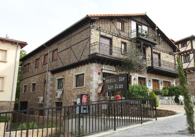 Edificio en el que se encuentra el hostal o pensión
