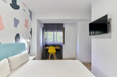 Una televisión o centro de entretenimiento en Hostal Carmen by gaiarooms