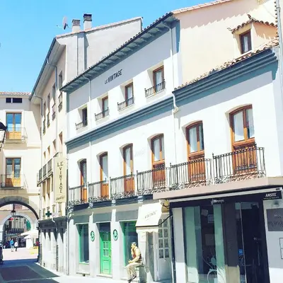Edificio en el que se encuentra el hostal o pensión