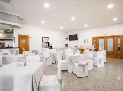 Una televisión o centro de entretenimiento en Emperatriz III