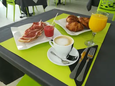 Comida en o cerca de este hotel