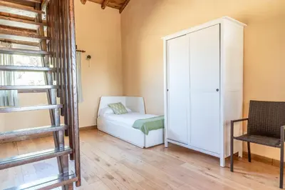 Zona de estar de Eco-Lodge en la Reserva Privada Campanarios de Azaba - Proyecto de Conservación
