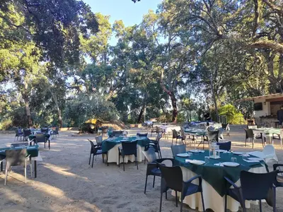 Un restaurante o sitio para comer en Hotel Rural El Retiro de San Pedro by RetiroRural