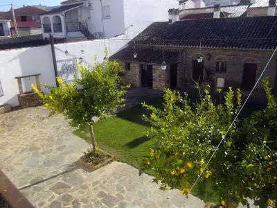 Jardín al aire libre en Hospedium Hotel Rural Soterraña