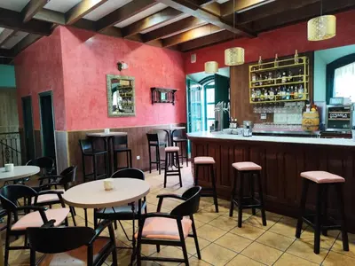 El salón o zona de bar de Hospedium Hotel Rural Soterraña