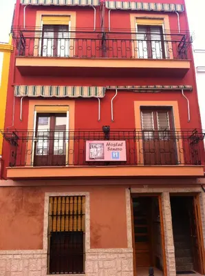 Edificio en el que se encuentra el hostal o pensión