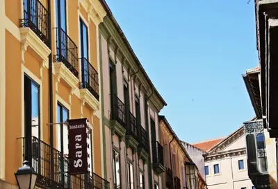 Edificio en el que se encuentra el hostal o pensión