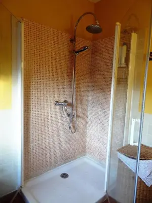 Un baño de La Solana, alojamiento y alfarería