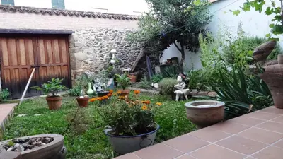 Jardín al aire libre en La Solana, alojamiento y alfarería