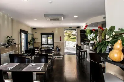 Un restaurante o sitio para comer en Hotel Puerta de la Santa