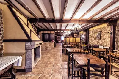 Un restaurante o sitio para comer en La Antigua Botica