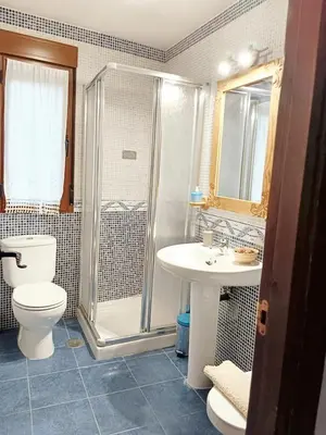 Un baño de Spacious house in Cenicientos with mountain view