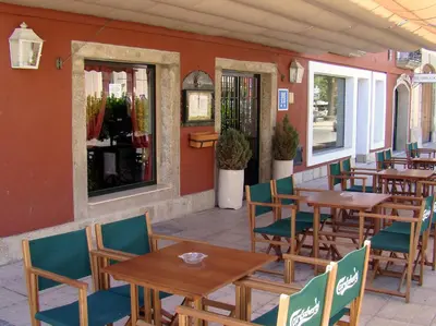 Un restaurante o sitio para comer en Hostal Emilia