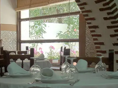 Un restaurante o sitio para comer en Hostal Emilia