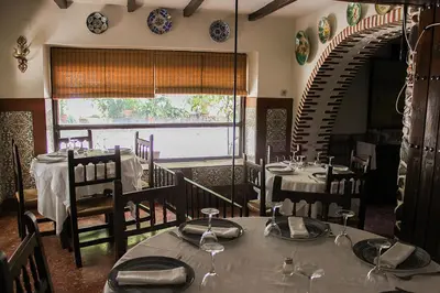 Un restaurante o sitio para comer en Hostal Emilia
