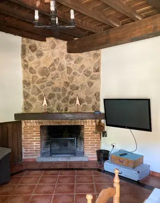 Una televisión o centro de entretenimiento en Casa rural Adelaida