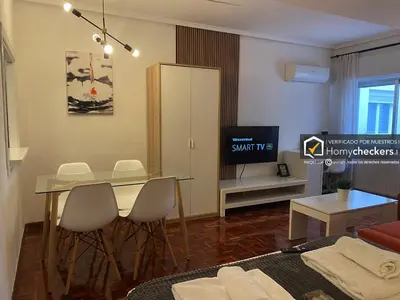 Una televisión o centro de entretenimiento en HomyAT JULIUS