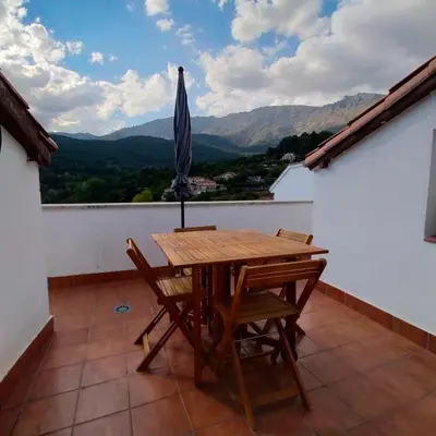 Vista general de una montaña o vista desde la casa o chalet