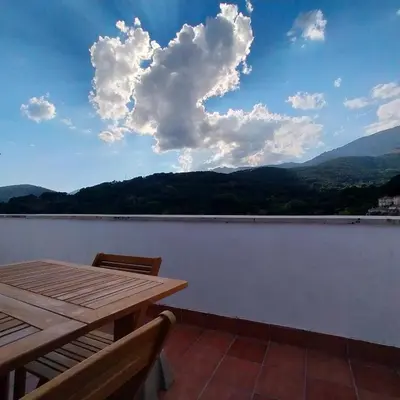 Vista general de una montaña o vista desde la casa o chalet