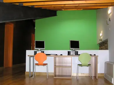 Una televisión o centro de entretenimiento en Alberjerte