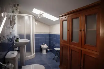 Un baño de Casa La Sinagoga de Trujillo