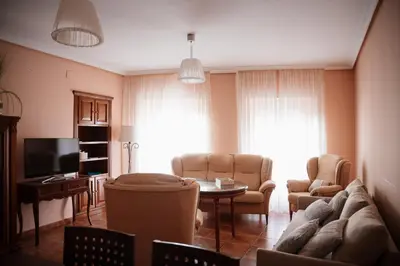 Una televisión o centro de entretenimiento en Casa La Sinagoga de Trujillo