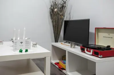 Una televisión o centro de entretenimiento en Apartamentos Turísticos Domus Seleqtia Plaza Mayor