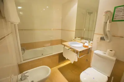 Un baño de Hotel Reyes Catolicos