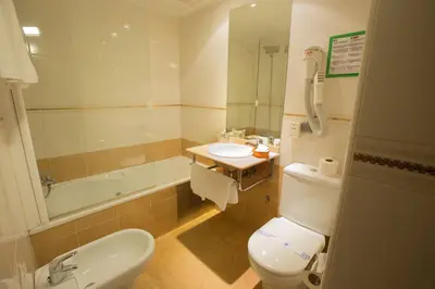 Un baño de Hotel Reyes Catolicos
