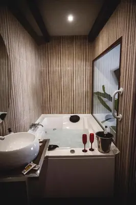 Un baño de Junior Suites con Jacuzzi