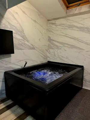Una televisión o centro de entretenimiento en Junior Suites con Jacuzzi
