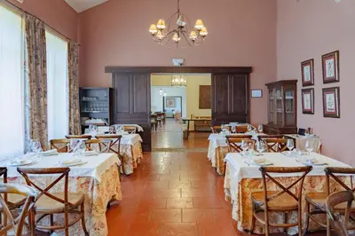Un restaurante o sitio para comer en Posada Real Restaurante El Linar Del Zaire