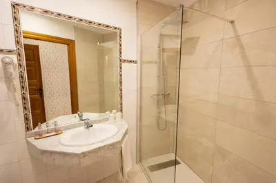 Un baño de Hostal Gran Duque