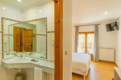 Un baño de Hostal Gran Duque